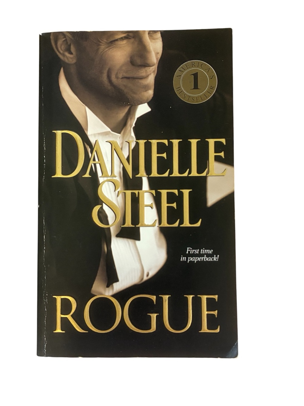 3/$15 🎉 DANIELLE STEEL ‘ROGUE’ NOVEL PAPERBACK BOOK
